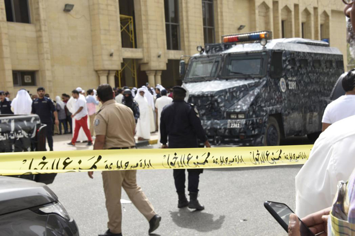(تصویر) انفجار انتحاری در مسجد امام صادق(ع) کویت (تصویر) انفجار انتحاری در مسجد امام صادق(ع) کویت
