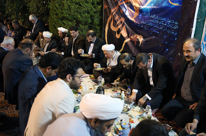 (تصاویر) افطاری هاشمی با کارکنان مجمع (تصاویر) افطاری هاشمی با کارکنان مجمع