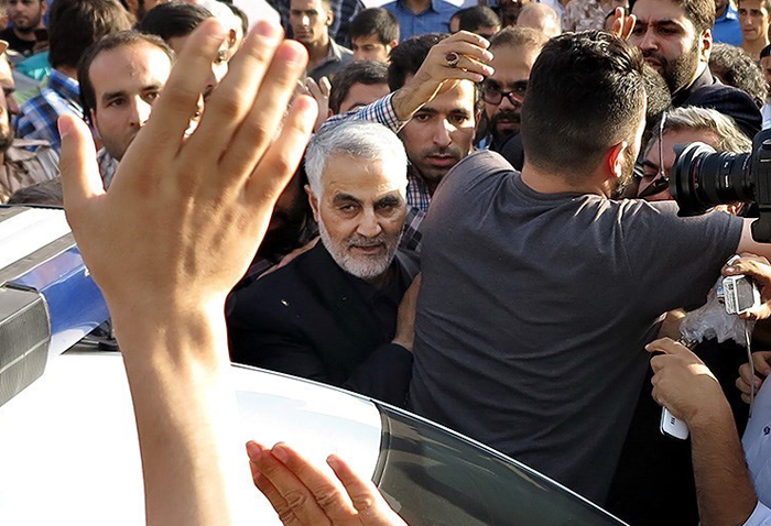 (تصاویر) سردار سلیمانی در بزرگداشت شهید جنگ با داعش (تصاویر) سردار سلیمانی در بزرگداشت شهید جنگ با داعش