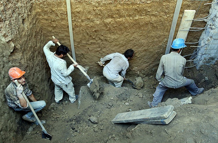 (تصاویر) ریزش آوار روی دو کارگر ساختمانی