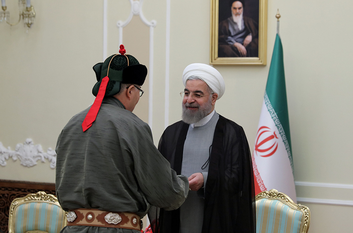 (تصاویر) دیدار با روحانی با لباس مغولی (تصاویر) دیدار با روحانی با لباس مغولی