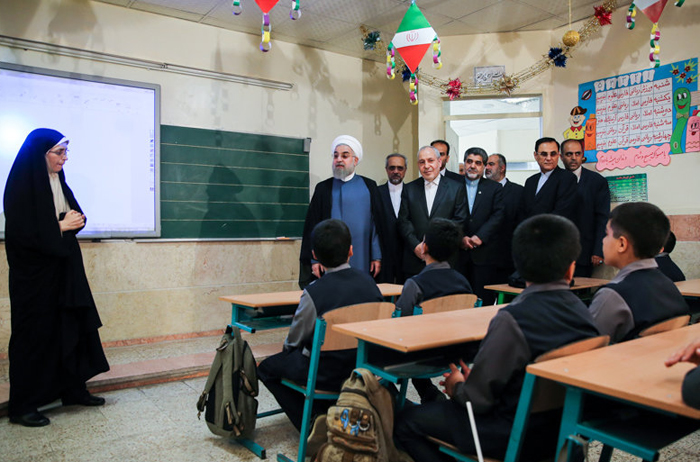 (تصاویر) روحانی زنگ مدرسه را بهصدا درآورد (تصاویر) روحانی زنگ مدرسه را بهصدا درآورد