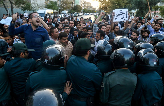 (تصاویر) تنش مقابل کنسولگری عربستان در مشهد (تصاویر) تنش مقابل کنسولگری عربستان در مشهد