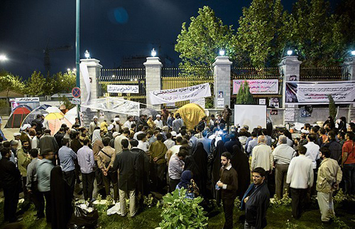 (تصاویر) چادرزدن معترضان برجام جلوی مجلس (تصاویر) چادرزدن معترضان برجام جلوی مجلس