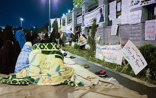 (تصاویر) چادرزدن معترضان برجام جلوی مجلس (تصاویر) چادرزدن معترضان برجام جلوی مجلس