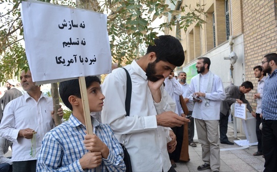 (تصاویر) تجمع دلواپسان مقابل دفتر لاریجانی در قم (تصاویر) تجمع دلواپسان مقابل دفتر لاریجانی در قم