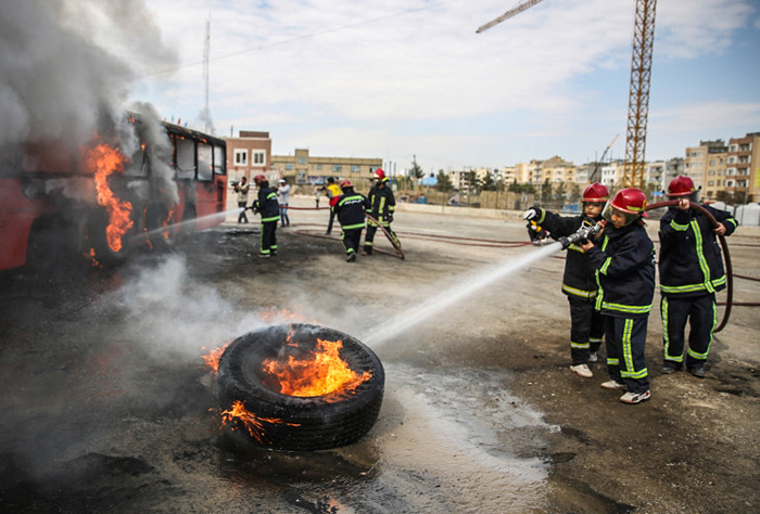 (تصاویر) مانور زنان آتش‌نشان