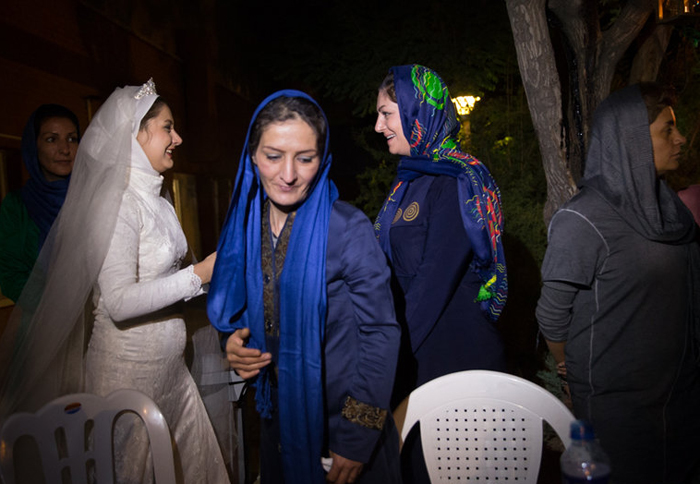 (تصاویر) جشن عروسی میان کارتن‌خواب‌ها