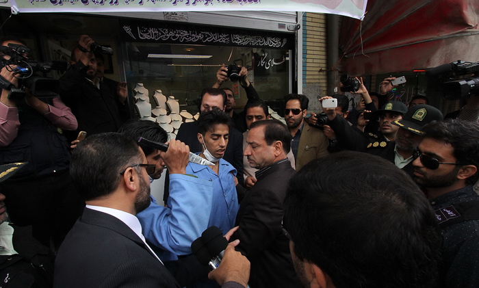 (تصاویر) بازسازی سرقت مسلحانه از طلافروشی