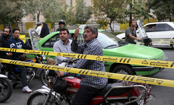 (تصاویر) سقوط جرثقیل در خیابان خیام
