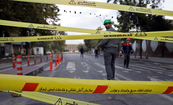 (تصاویر) سقوط جرثقیل در خیابان خیام