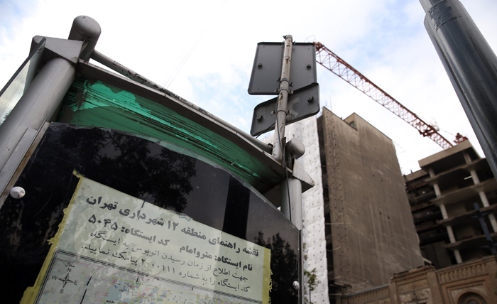 (تصاویر) سقوط جرثقیل در خیابان خیام