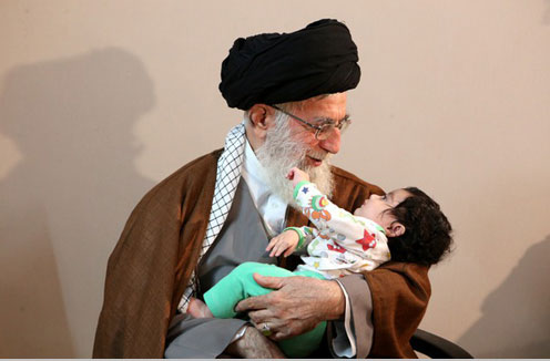 حضور رهبر انقلاب در منزل سردار شهید همدانی حضور رهبر انقلاب در منزل سردار شهید همدانی