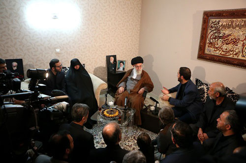 حضور رهبر انقلاب در منزل سردار شهید همدانی حضور رهبر انقلاب در منزل سردار شهید همدانی