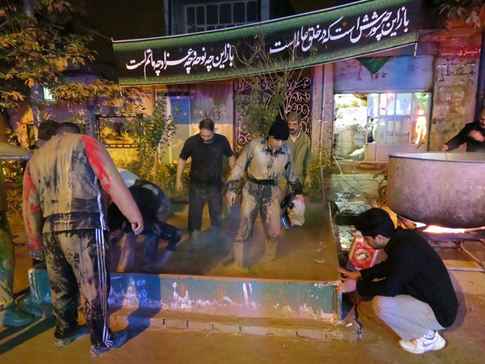 (تصاویر) گل‌مالی روزعاشورا در خرم‌آباد