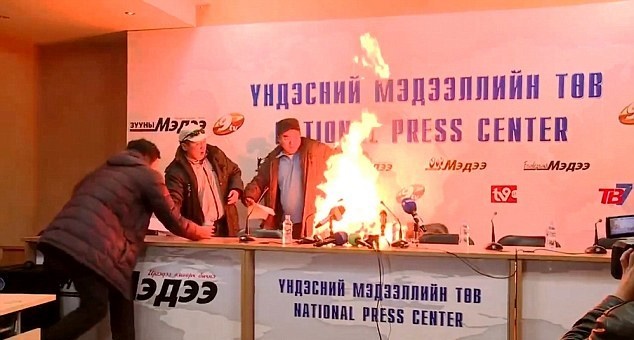 (تصاویر) مرد مغولستانی خود را مقابل دوربینها آتش زد (تصاویر) مرد مغولستانی خود را مقابل دوربینها آتش زد