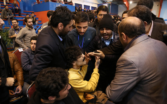 (تصاویر) درگیری دانشجویان در حضور روحانی (تصاویر) درگیری دانشجویان در حضور روحانی