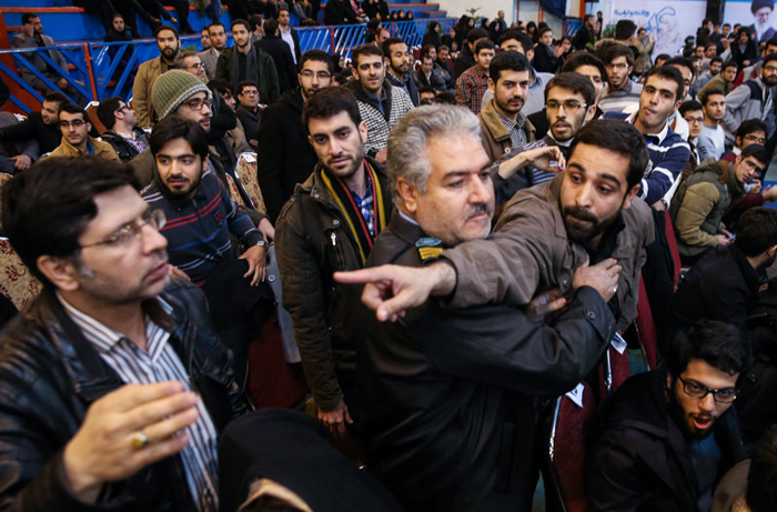 (تصاویر) درگیری دانشجویان در حضور روحانی (تصاویر) درگیری دانشجویان در حضور روحانی