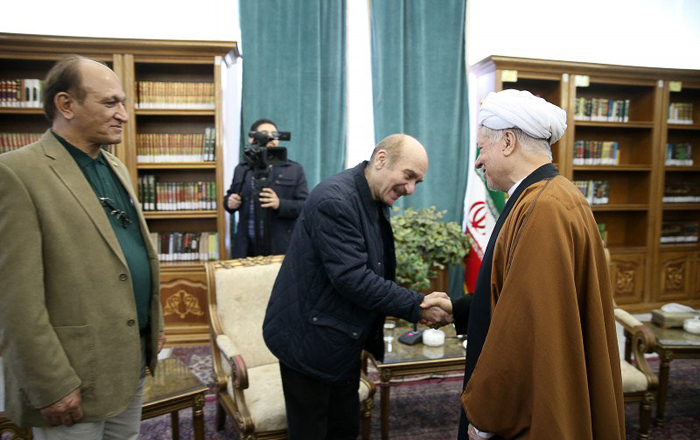(تصاویر) دیدار جمعی از هنرمندان با هاشمی