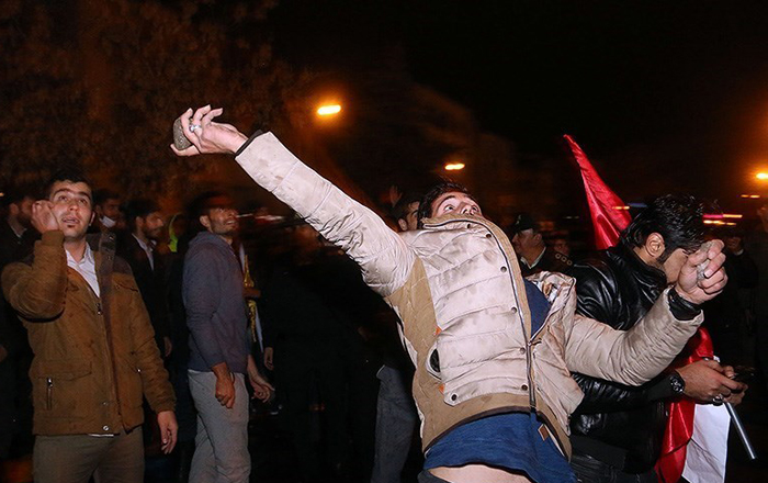 (تصاویر) حمله به کنسولگری عربستان در مشهد (تصاویر) حمله به کنسولگری عربستان در مشهد