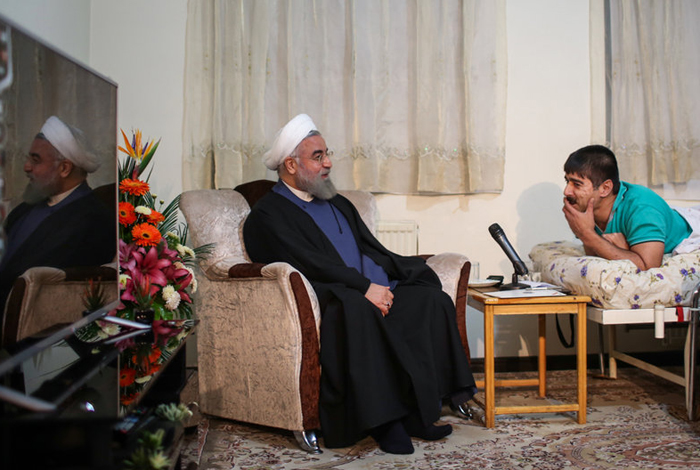 (تصاویر) حضور سرزده روحانی در خانه یک جانباز (تصاویر) حضور سرزده روحانی در خانه یک جانباز