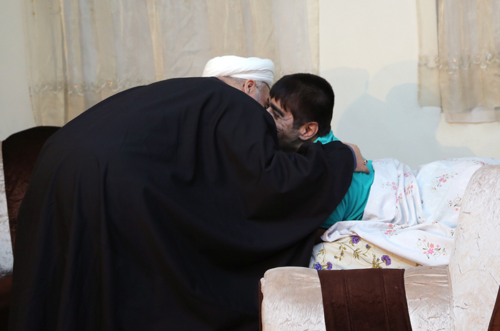 (تصاویر) حضور سرزده روحانی در خانه یک جانباز (تصاویر) حضور سرزده روحانی در خانه یک جانباز