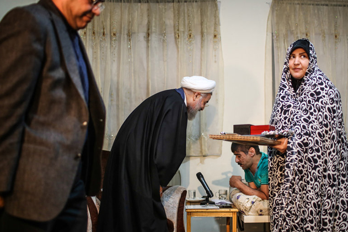 (تصاویر) حضور سرزده روحانی در خانه یک جانباز (تصاویر) حضور سرزده روحانی در خانه یک جانباز