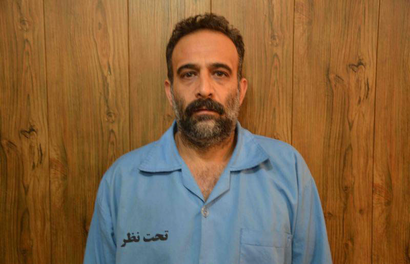 شاکیان این کلاهبردار به پلیس مراجعه کنند شاکیان این کلاهبردار به پلیس مراجعه کنند