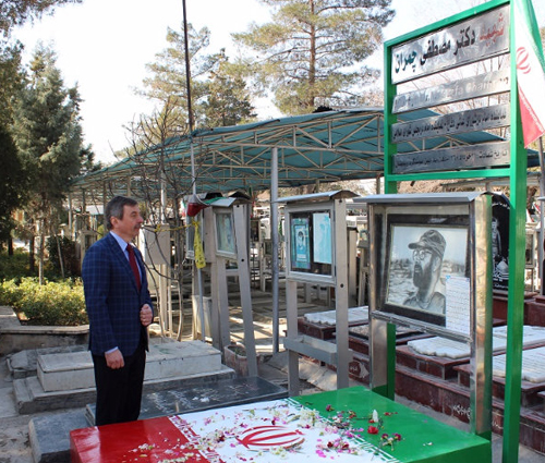 فضانورد برجسته روس بر مزار چمران و شهید طهرانی مقدم