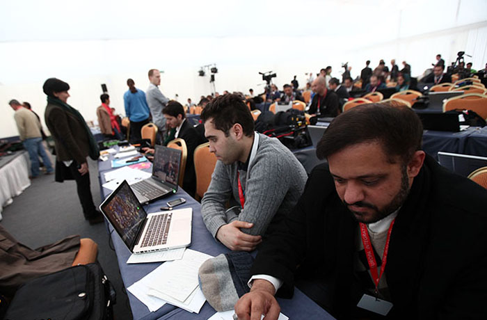 (تصاویر) تماشای دربی در حاشیه مذاکرات