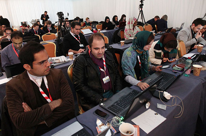 (تصاویر) تماشای دربی در حاشیه مذاکرات