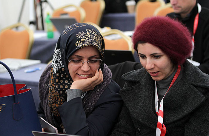 (تصاویر) تماشای دربی در حاشیه مذاکرات