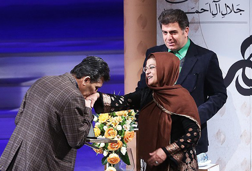 (تصاویر) برنده جایزه جلالآل احمد دست همسرش را بوسید (تصاویر) برنده جایزه جلالآل احمد دست همسرش را بوسید