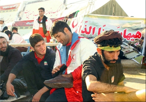 (تصویر) قهرمان کشتی در حال واکسزدن کفش زائران حسینی (تصویر) قهرمان کشتی در حال واکسزدن کفش زائران حسینی
