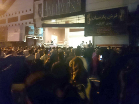 برگزاری کنسرت موسیقی با وجود تجمع دلواپسان برگزاری کنسرت موسیقی با وجود تجمع دلواپسان