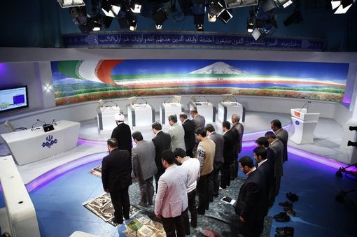 (تصاویر) نماز جماعت در برنامه زنده تلویزیونی (تصاویر) نماز جماعت در برنامه زنده تلویزیونی