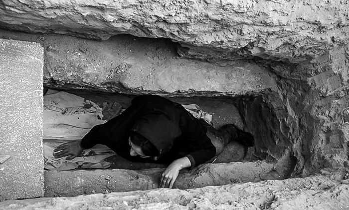 (تصاویر) خوابیدن داوطلبانه در قبر (تصاویر) خوابیدن داوطلبانه در قبر