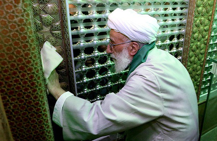 (تصاویر) آیتالله جنتی در غبارروبی شاهچراغ(ع) (تصاویر) آیتالله جنتی در غبارروبی شاهچراغ(ع)