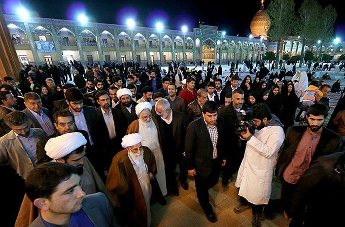 (تصاویر) آیتالله جنتی در غبارروبی شاهچراغ(ع) (تصاویر) آیتالله جنتی در غبارروبی شاهچراغ(ع)