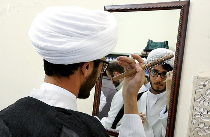 (تصاویر) آیتالله جنتی در غبارروبی شاهچراغ(ع) (تصاویر) آیتالله جنتی در غبارروبی شاهچراغ(ع)