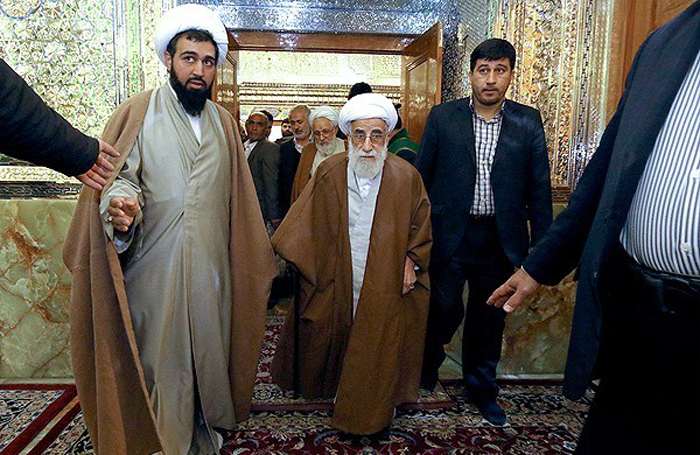 (تصاویر) آیتالله جنتی در غبارروبی شاهچراغ(ع) (تصاویر) آیتالله جنتی در غبارروبی شاهچراغ(ع)