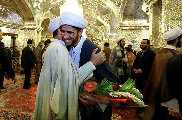 (تصاویر) آیتالله جنتی در غبارروبی شاهچراغ(ع) (تصاویر) آیتالله جنتی در غبارروبی شاهچراغ(ع)