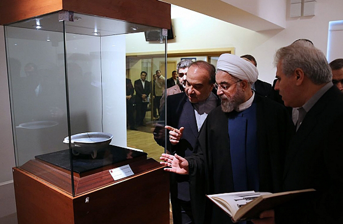 (تصاویر) بازدید روحانی از عتیقههای بازگرداندهشده (تصاویر) بازدید روحانی از عتیقههای بازگرداندهشده