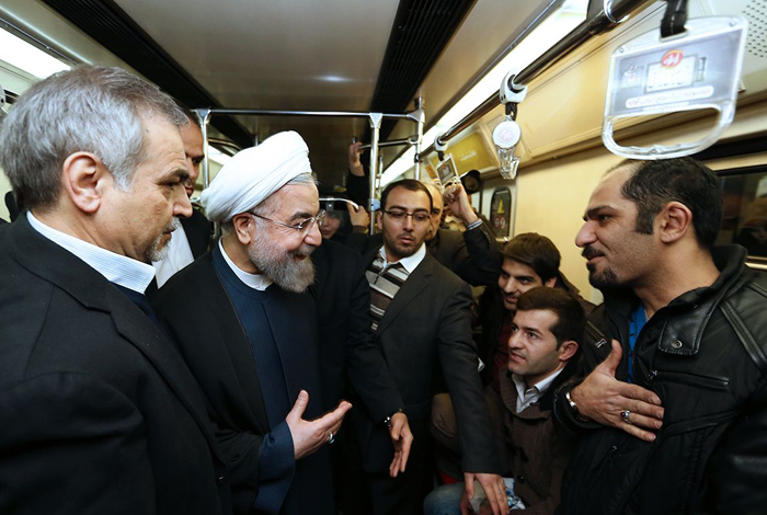 (تصاویر) روحانی سوار مترو (تصاویر) روحانی سوار مترو