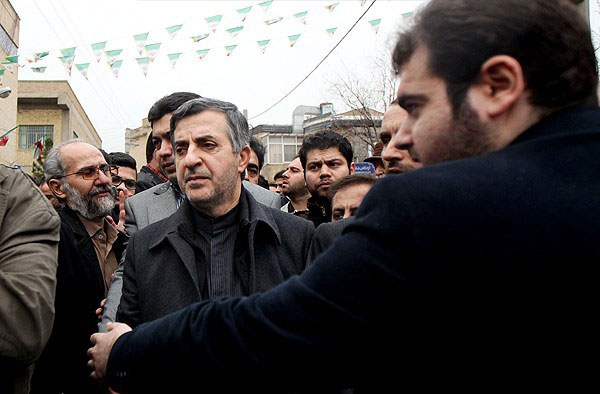 (تصاویر) مشایی در مراسم تشییع مادر احمدینژاد (تصاویر) مشایی در مراسم تشییع مادر احمدینژاد