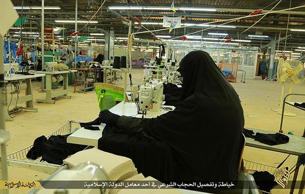 (تصاویر) افتتاح نخستین کارخانه تولیدی داعش (تصاویر) افتتاح نخستین کارخانه تولیدی داعش