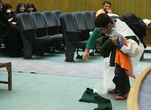 (تصاویر) اعتراض دانشجوی کفنپوش به رسایی (تصاویر) اعتراض دانشجوی کفنپوش به رسایی