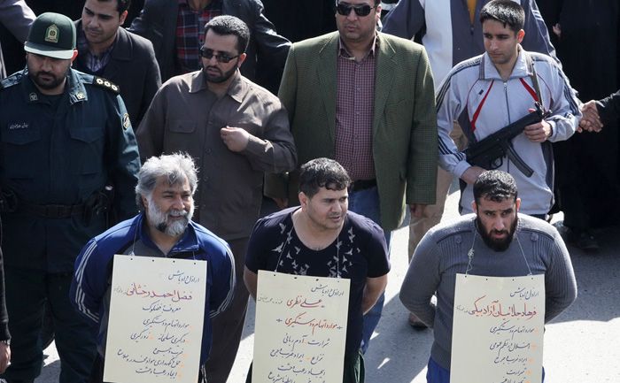 (تصاویر) گرداندن 3 شرور در مشهد (تصاویر) گرداندن 3 شرور در مشهد