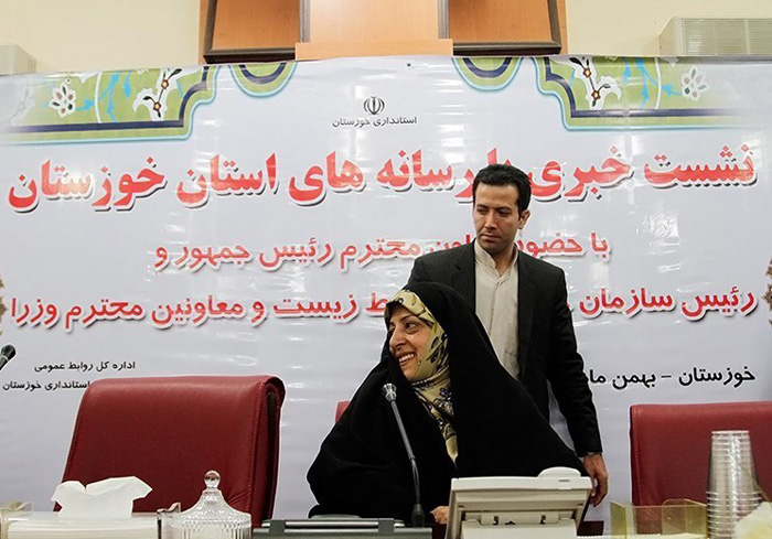 (تصاویر) اعتراض نمادین به گردوغبار در حضور ابتکار (تصاویر) اعتراض نمادین به گردوغبار در حضور ابتکار