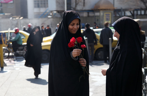 (تصاویر) اهدای گل به زنان چادری (تصاویر) اهدای گل به زنان چادری
